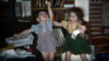 İki kız hediyeler unwrapping