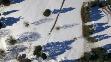 Karlı Golf Sahası üzerinde hava Drone Fly