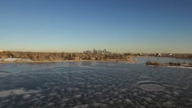 donmuş göl güneşli kış gününde