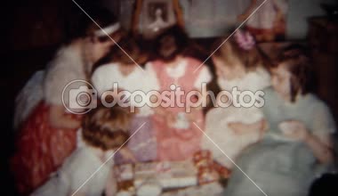 Kız doğum günü hediyelerini açmak