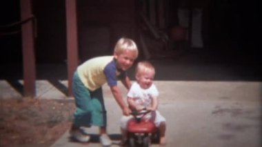 küçük kardeş çocukları araca iterek kardeşim