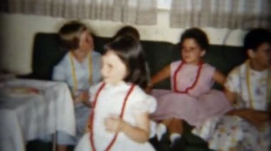 Hawaiian leis partide giymiş çocuklar