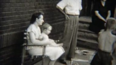 çocuk arabası taşıma kardeşi tarafından itti