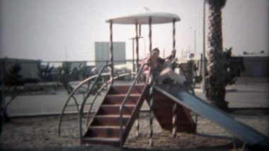 Baba ve oğul Bahçesi slayt aşağı git