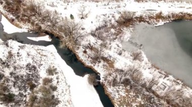 Karla kaplı creek ve göletler ile manzara
