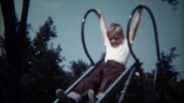 Kardeş Şehir Parkı, slayt aşağı gidiyor