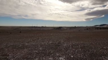 Peyzaj alanı ve gökyüzü ile hareketli görünümü