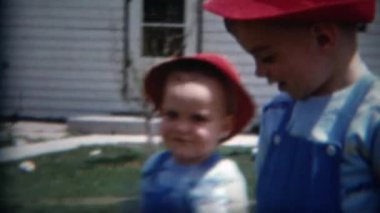 Erkek kardeşler arka bahçesinde üzerinde