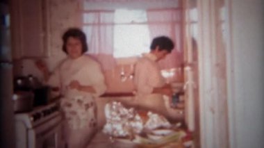 mutfak ve tv izlerken aile Şükran günü kutluyor