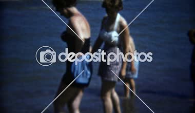 Kumsalda oynarken çocuklar