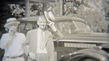 Erkekler birlikte fotoğraf için ayakta