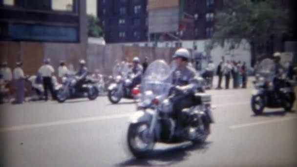 Policyjnych motocykli parada grupy przez centrum miasta — Wideo stockowe
