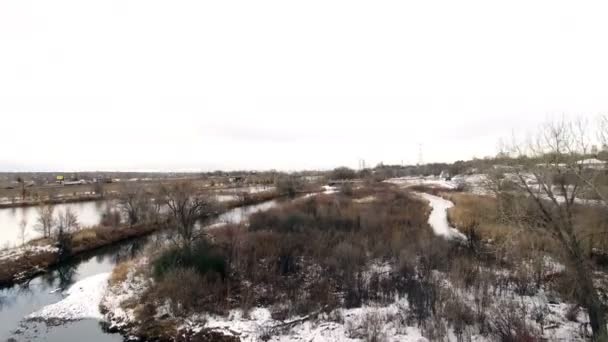 Paisaje con arroyo cubierto de nieve y estanques — Vídeo de stock