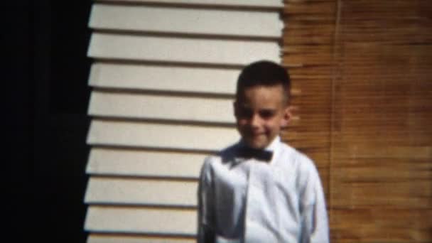Anak berpakaian formal dasi hitam dan kemeja putih — Stok Video