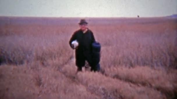 Άνδρα με τα πόδια μέσα από ένα πεδίο με επικεφαλής κάμπινγκ — Αρχείο Βίντεο