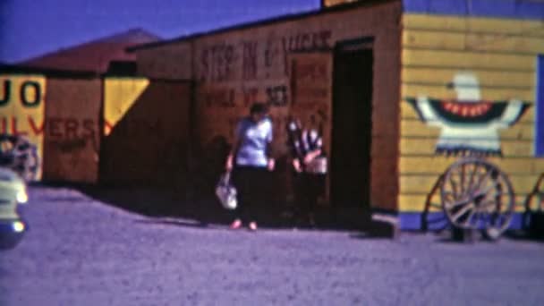 Deux femmes sortent du magasin — Video