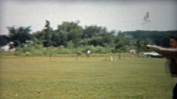 Father and son plays catch with baseball — Stock Video