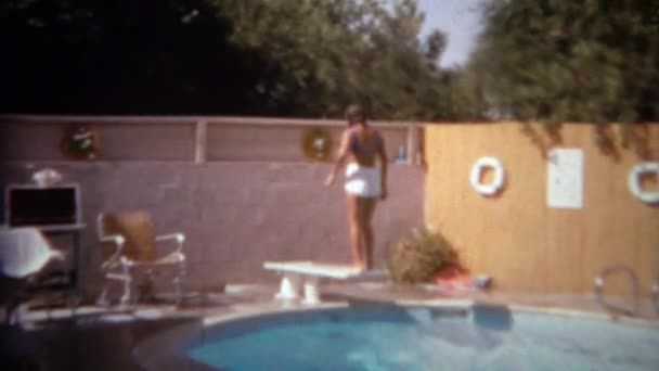 孩子们向后跳进游泳池 — 图库视频影像