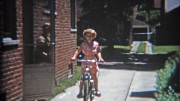 Κορίτσι ιππασία ποδήλατο στο δρόμο προαστιακό — Αρχείο Βίντεο