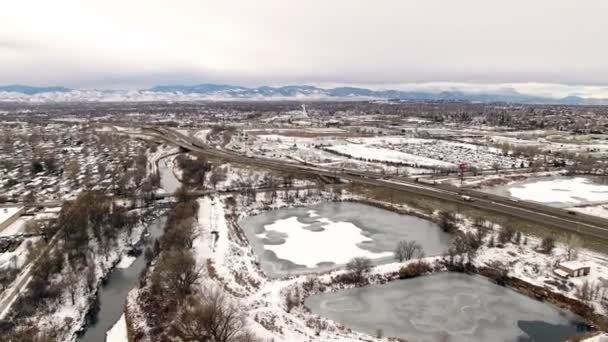 Krajina s sněhem pokryté creek a rybníky — Stock video