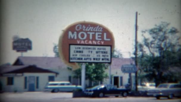 Strip Motel z restauracją i znaki drogowe stacji benzynowej — Wideo stockowe