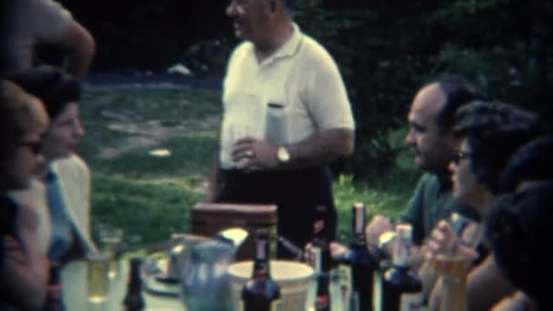 Schnaps gefüllt Picknicktisch — Stockvideo