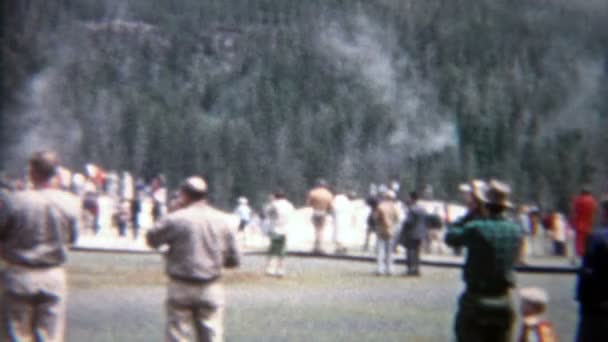 Folk tittar på Old Faithful Geyser — Stockvideo