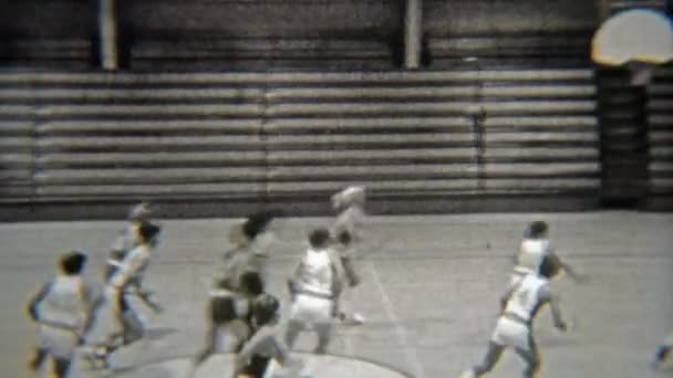 고등학교 농구 경기의 부모 보기 — 비디오