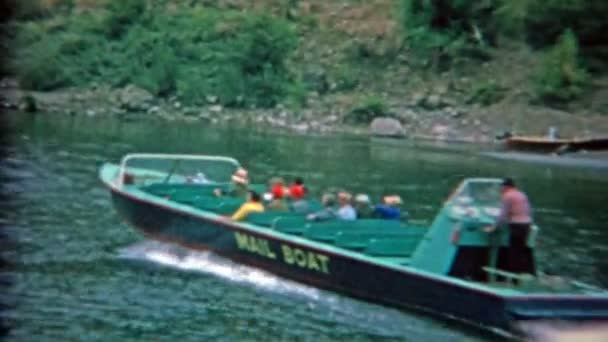Σκάφος, λαμβάνοντας τουρίστες επάνω ποταμού αξιοθέατα — Αρχείο Βίντεο