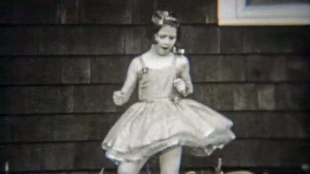 自信を持ってバレエ少女単独のダンス — ストック動画
