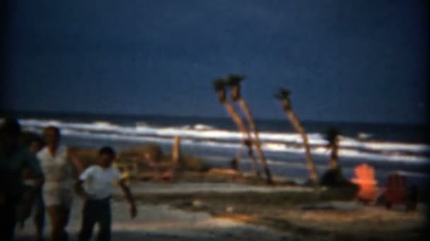 Familia corriendo en la playa al camping — Vídeos de Stock