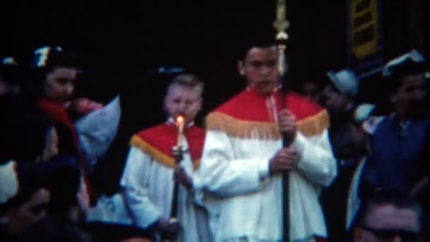 Niños católicos en el ritual de la primera comunión — Vídeo de stock