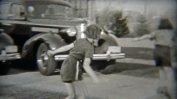 Дівчата rollerskating в околиці — стокове відео