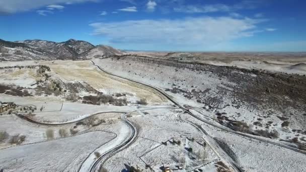 Paesaggio con neve ricoperta rocciosa — Video Stock