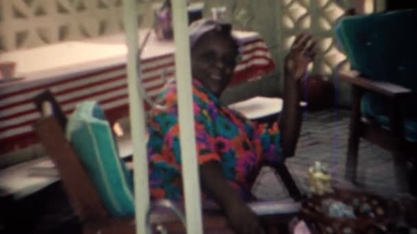 Afrikaanse oude vrouw in kleurrijke shirt — Stockvideo