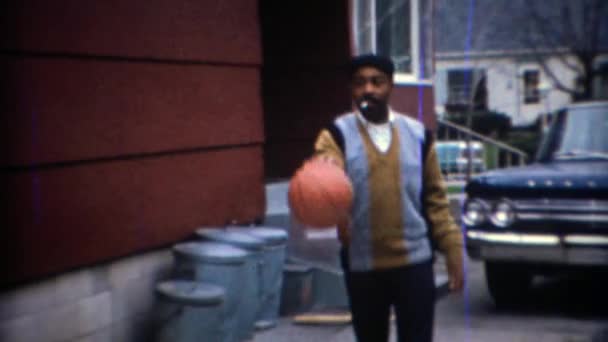 私道のアフリカ系アメリカ人のバスケット ボール男 — ストック動画