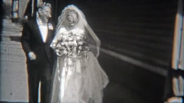 Hochzeitspaar geht vor Zeremonie nach draußen — Stockvideo