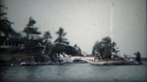 Rumah besar di pulau kecil hanya bisa diakses dengan perahu — Stok Video