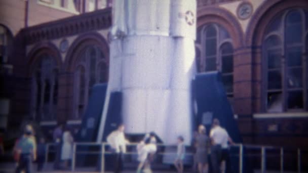 La sécurité au musée des missiles arrête le tournage innocent — Video