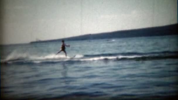 Truco de esquí acuático al otro lado del lago de un gimnasta talentoso — Vídeo de stock