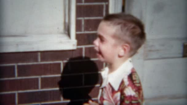 Αγόρι κλαίει κοντά σε τοίχο από τούβλα — Αρχείο Βίντεο