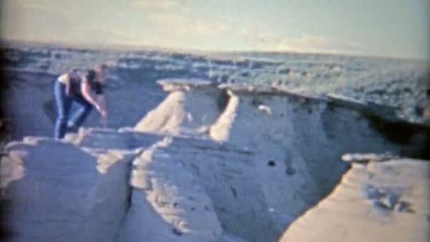 Crianças escalando formações rochosas — Vídeo de Stock