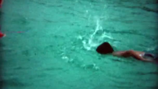 Opblaasbare raft zwemmen rond zwembad van het hotel — Stockvideo