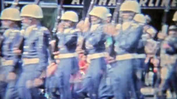 Desfile hawaiano de carrozas y militares — Vídeo de stock