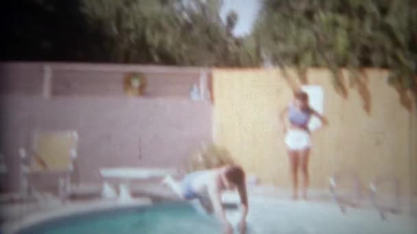 El hombre se cae del trampolín en la piscina — Vídeos de Stock
