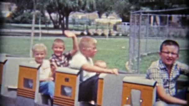 Kinderen rijden attractie mini trein — Stockvideo