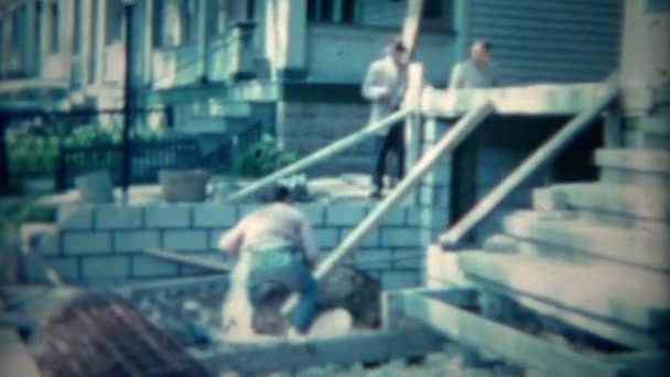 Uomo utilizzando martello slitta ristrutturazione garage casa — Video Stock