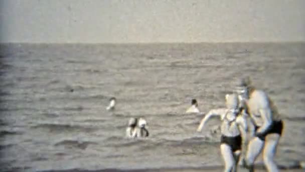 Pappa spelar med dotter på stranden — Stockvideo