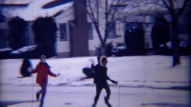 Freundinnen laufen im Winter auf der Straße — Stockvideo