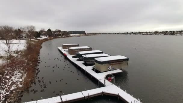 Flyg bordunen flyga över sjön med docka — Stockvideo